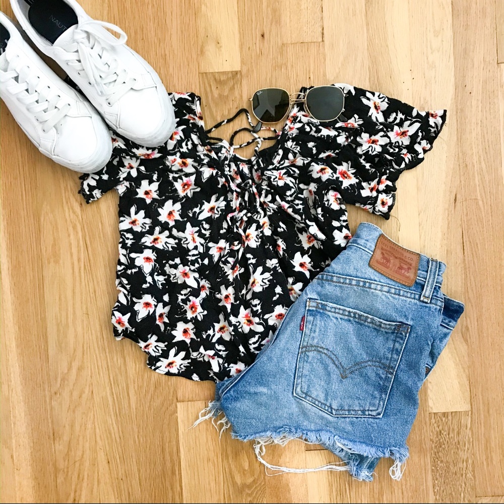 ✨ Floral Lace Up Top ✨
